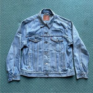❤️🔥Levi’s - Light Wash Ex-Boyfriend Trucker Jacket - L